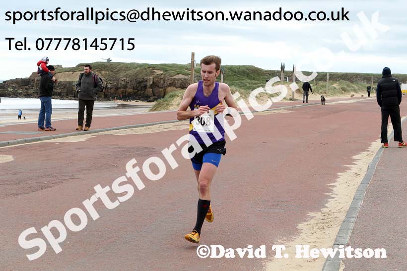 Tom Duncan (Derwentside) taking part in the Sand Dancer 10k, South Shields. Photo: David T. Hewitson/Sports for All Pics